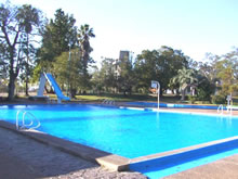 piscina con tobogan en las termas del arapey
